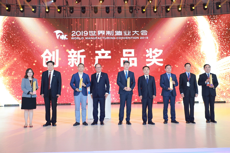陜鼓集團(tuán)黨委書記、董事長(zhǎng)李宏安（右一）代表企業(yè)領(lǐng)取了創(chuàng)新產(chǎn)品金獎(jiǎng)_副本.jpg
